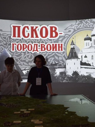 Наши дети посетили замечательную выставку в Историко-краеведческой библиотеке им. И. И. Василёва https://vk.com/biblio_vasilevka. Сотрудник библиотеки провёл экскурсию в живой и увлекательной манере, активно взаимодействуя с детьми. Он внимательно следил за их интересами и вовлекал их в изучение ка…